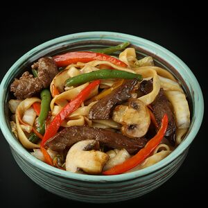 Удон с говядиной и шампиньонами в перечном соусе