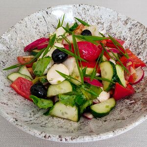 Салат из свежих овощей с моцареллой и маслинами