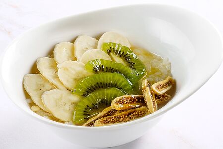 Овсяная каша с инжиром, бананом и киви