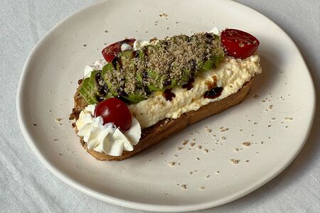 Авокадо-тост со скрэмблом на цельнозерновом хлебе