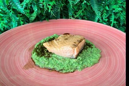 Лосось с паназиатским соусом на подушке из зеленого горошка