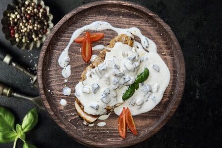 Куриная грудка со сливочно-грибным соусом