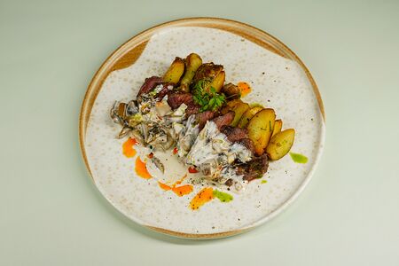 Скерт стейк с печеным картофелем