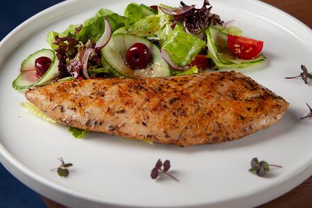 Стейк из индейки с вишней и зелёным салатом