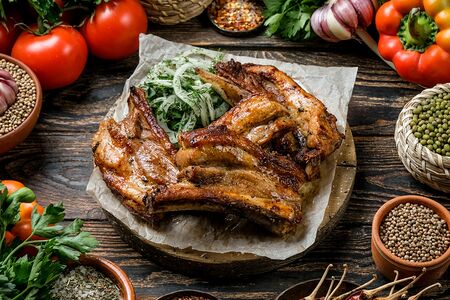 Шашлык из cвинoй грудинки с луком, зеленью, лавашом и соусом