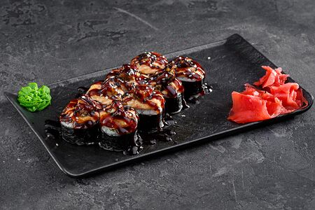 Запеченный ролл с угрем 