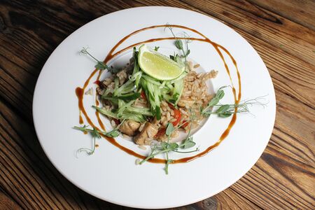 Жареный рис с курицей и креветками 