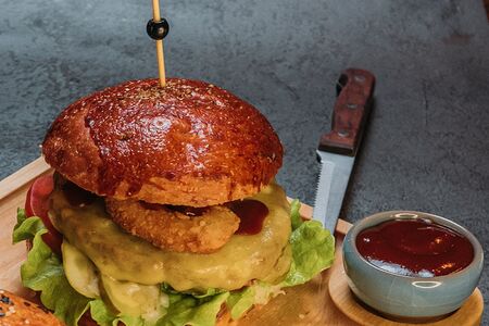 Бургер с котлетой из телятины и луковыми кольцами 