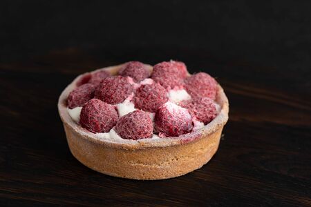 Тарталетка с малиной