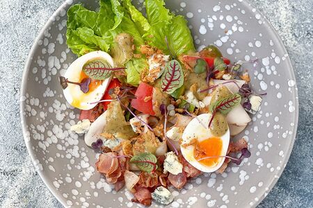 Салат Кобб с копченой индейкой, беконом, сыром дор блю, яйцом и луком фри