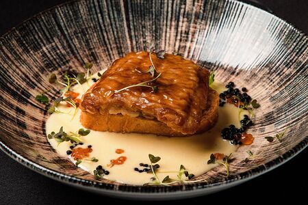 Мраморный сом с пшеничной гренкой и сливочно-икорным соусом