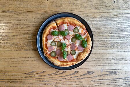 Школьная пицца с сосисками и корнишонами