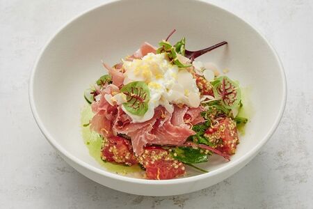 Салат с пармской ветчиной и страчателлой 