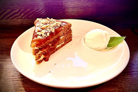 Королевский медовик с мороженым