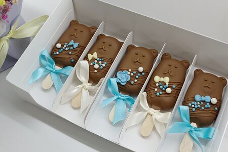 Пирожные кейк-попсы эскимо в виде мишек в голубом декоре