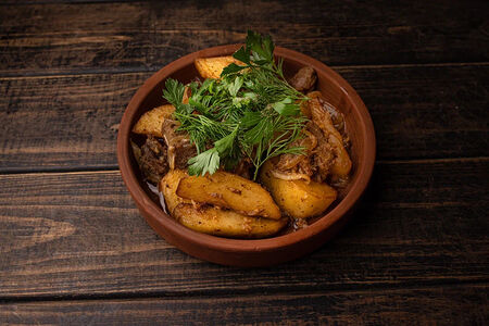 Жареный картофель с телятиной