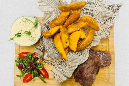 Медальоны из мраморной говядины с картофельными дольками