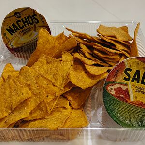 Double начос, соусы сырный и сальса