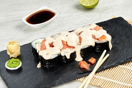 Ролл с лососем в сливочном соусе