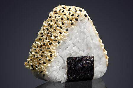 Онигири спайси лосось