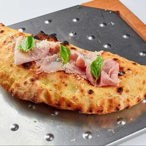 Кальцоне с прошутто котто и грибами