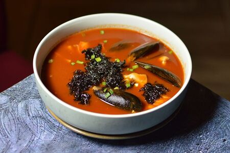 Суп с морепродуктами на томатном бульоне