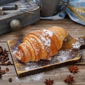 Круассан с заварным кремом