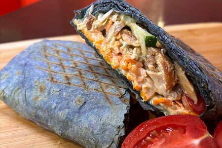 Шаурма классическая в черном лаваше