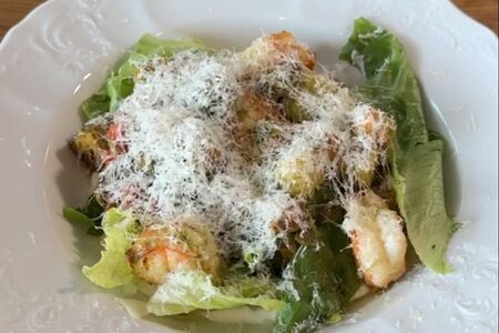 Салат с креветками, вяленой тыквой и запеченными перцами