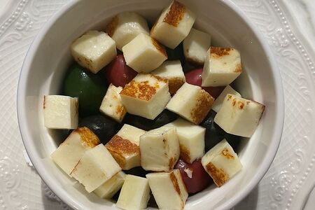 Оливки с маслинами и сыром халуми