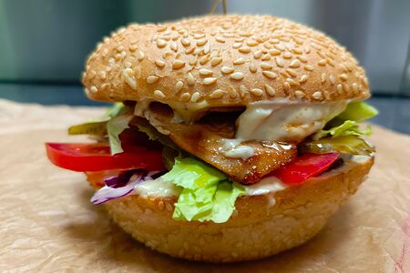 Бургер с куриной грудкой