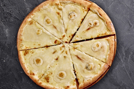 Пицца с грушей и горгонзолой