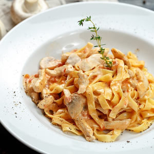 Феттуччине с куриной грудкой и грибами