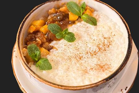 Каша рисовая с запеченным яблоком и изюмом