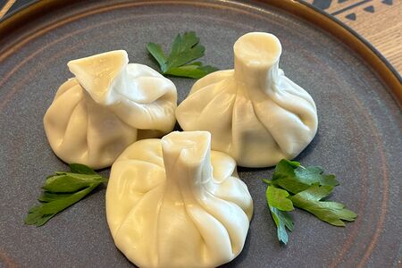 Хинкали с курицей, грибами и сыром сулугуни