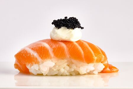 Нигири-суши Филадельфия с икрой тобико