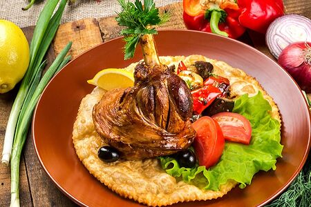 Баранья рулька с аджапсандалом