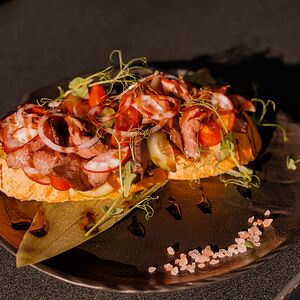 Брускетта с ростбифом