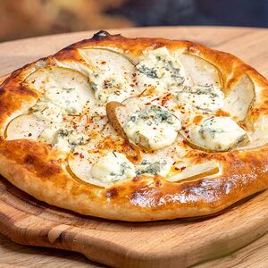 Хачапури с грушей и сыром дорблю
