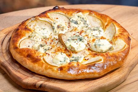 Хачапури с грушей и сыром дорблю