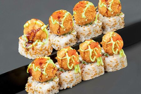 Ролл хрустящая креветка и соус сладкий васаби