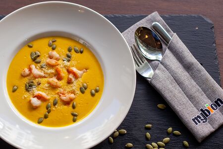 Тыквенный крем-суп с креветками