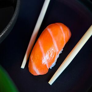 Суши с лососем