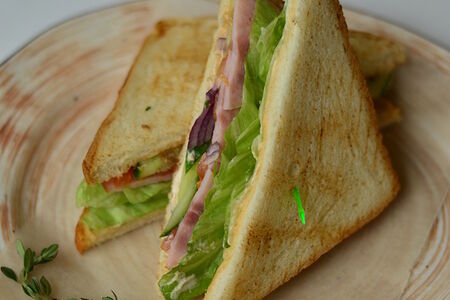 Сэндвич с ветчиной острый