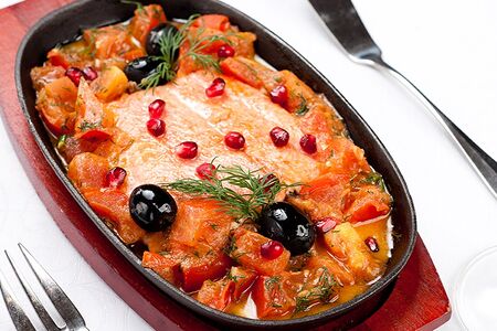 Форель в кинзмари с помидорами