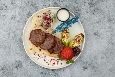 Медальон с беконом и соусом дорблю