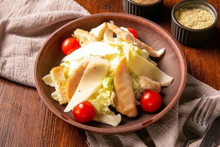 Салат Цезарь с курицей