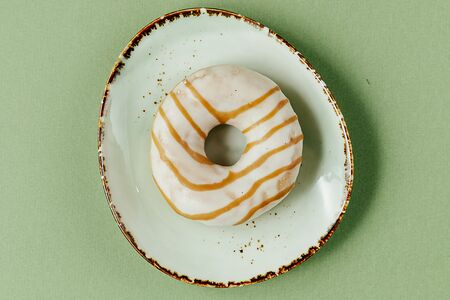 Донат карамельный