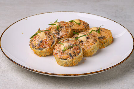 Ролл жареный с угрём и васаби соусом