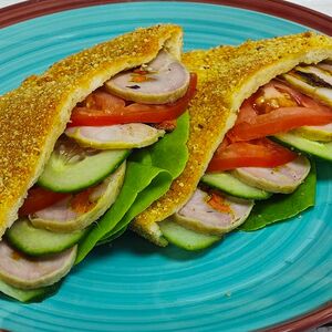 Пита с куриной рулядой и овощами